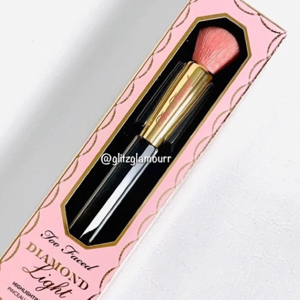 💎Too Faced Diamond Light Highlighting Brush💎
